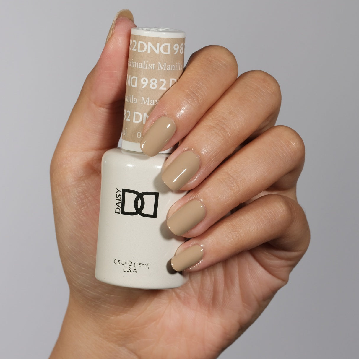 Set DND - Esmalte en gel y esmalte de uñas, 860 She's White? ¿Ella es rosa?