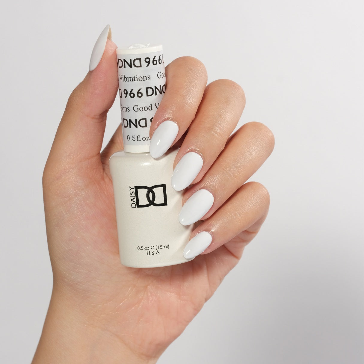 Set DND - Esmalte en gel y esmalte de uñas, 860 She's White? ¿Ella es rosa?